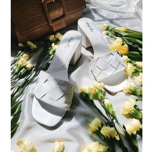🆕️Full Bloom Collection// White woven Sandal